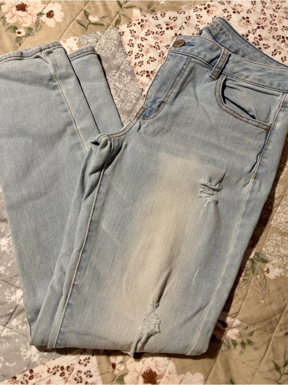 American Eagle Outfitters Light Wash Distressed Women’s Jeans